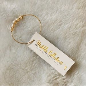 Hand made Fresh Water Pearl wire bracelet